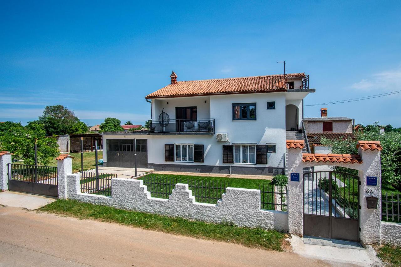 Relaxing holiday in peaceful Muntić - Apartment with Private Garden and Terrace, House Nada apartment with Jacuzzi, Muntić, Istria, Croatia Muntić